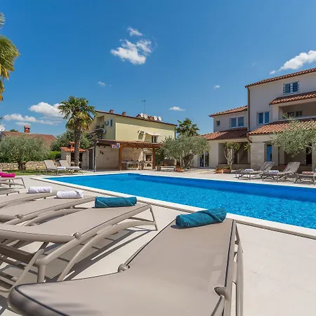 Apartment Mediterranes Mit 60m2 Pool, Bbq-bereich, Liegen, Waschmaschine Porec