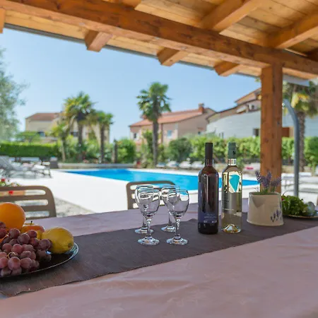 Apartment Mediterranes Mit 60m2 Pool, Bbq-bereich, Liegen, Waschmaschine Porec