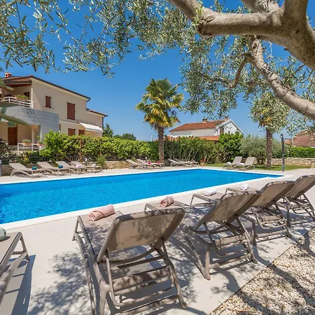 Mediterranes Mit 60m2 Pool, Bbq-bereich, Liegen, Waschmaschine Apartment
