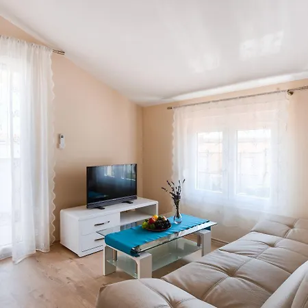 Mediterranes Mit 60m2 Pool, Bbq-bereich, Liegen, Waschmaschine Apartment *