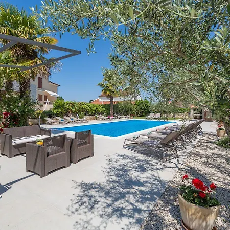 Apartment Mediterranes Mit 60m2 Pool, Bbq-bereich, Liegen, Waschmaschine Porec