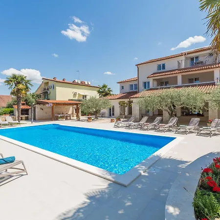 Apartment Mediterranes Mit 60m2 Pool, Bbq-bereich, Liegen, Waschmaschine Porec