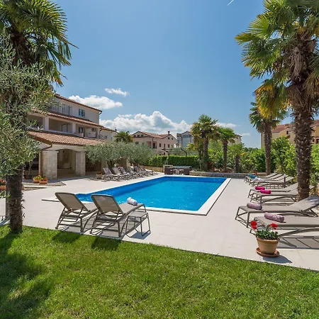 Mediterranes Mit 60m2 Pool, Bbq-bereich, Liegen, Waschmaschine Lejlighed