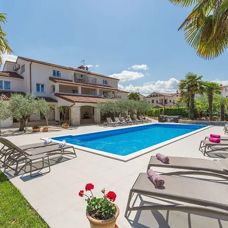 Mediterranes Mit 60m2 Pool, Bbq-bereich, Liegen, Waschmaschine *